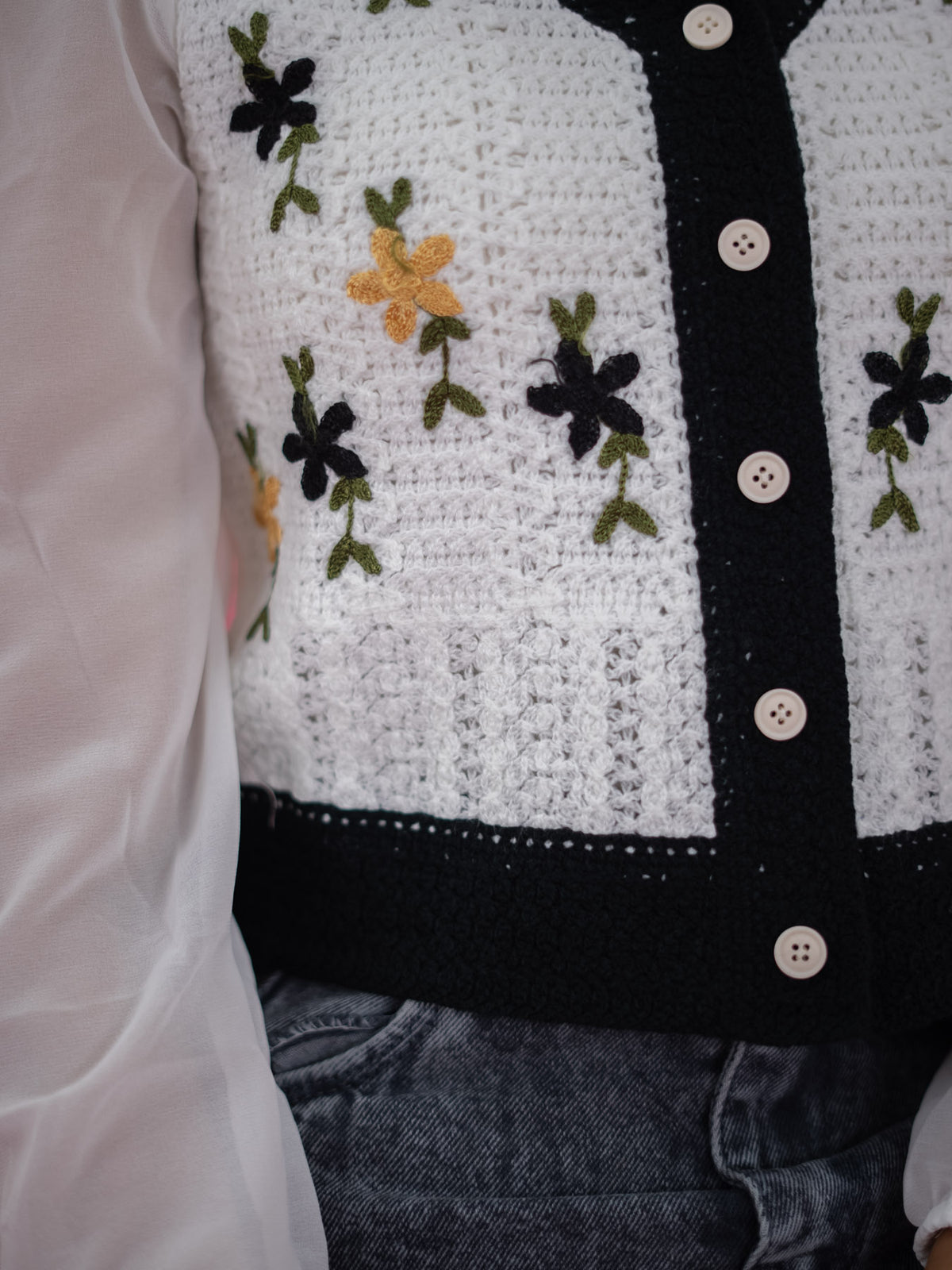 Women V Neck Floral Knitted Short Top, casual white knitted floral top black